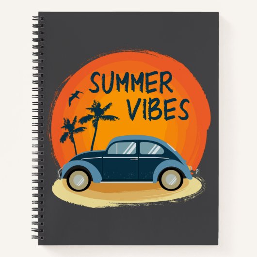 Zomer vibe met retro auto op het strand notitieboek (Voorkant)