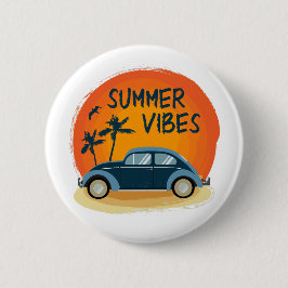Zomer vibe met retro auto op het strand ronde button 5,7 cm