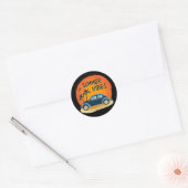 Zomer vibe met retro auto op het strand ronde sticker (Envelop)