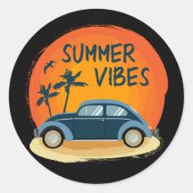 Zomer vibe met retro auto op het strand