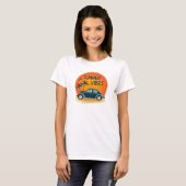 Zomer vibe met retro auto op het strand t-shirt (Voorkant volledig)