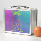 Zomer vibes jongen surfen. (In situ)