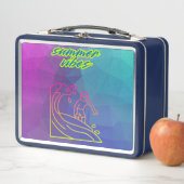 Zomer vibes jongen surfen. (In situ)