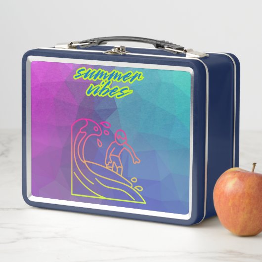 Zomer vibes jongen surfen. (In situ)