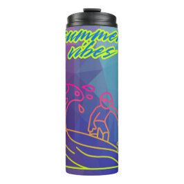 Zomer vibes jongen surfen. thermosbeker