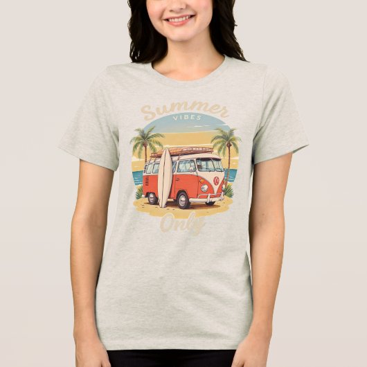 Zomer Vibes Only – Retro Van Beach Scene Tri-Blend Shirt (Voorkant)
