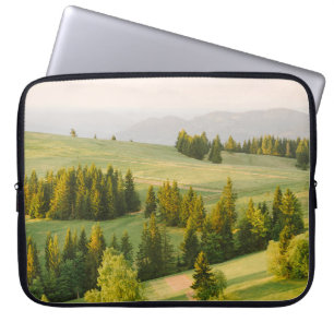 zomerbergen groen gras en blauw hemel landschap laptop sleeve