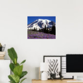 zomerbloemen aan de basis van de Mount Rainier, 2 Poster (Thuiskantoor)