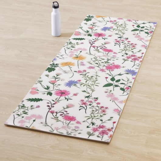 Zomerbloemen op wit yogamat (In situ)