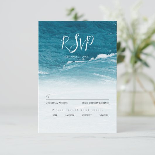 Zomerbruiloft door de blauw golvende zee ombre oce RSVP kaartje (Staand voorkant)