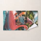 Zomergnoom in zonnebril op Flamingo Float Handdoek (Handdoek)