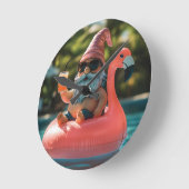 Zomergnoom in zonnebril op Flamingo Float Ronde Klok (Hoek)
