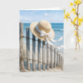 Zomerhoed van stro op strandhekje op verjaardag kaart (Gele Bloem)