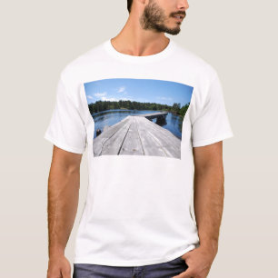 Zomeridylle op een eenzame Zweedse fjord T-shirt