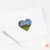 Zomerlandschap met uitzicht op zonnige dag hart sticker (Envelop)