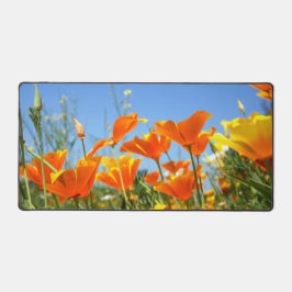 Zomers gevoel van wilde oranje bloemen. bureaumat