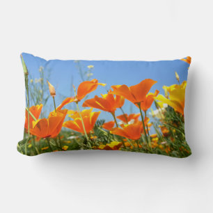 Zomers gevoel van wilde oranje bloemen. kussen