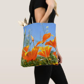 Zomers gevoel van wilde oranje bloemen. tote bag (Dichtbij)