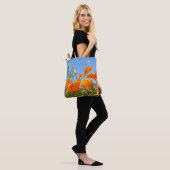 Zomers gevoel van wilde oranje bloemen. tote bag (Op model)