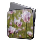 Zomers veld met lila bloemen in bloei. laptop sleeve (Voorkant Links)