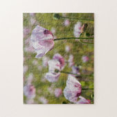 Zomers veld met lila bloemen in bloei. legpuzzel (Verticaal)