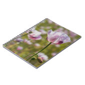 Zomers veld met  lila bloemen in bloei. notitieboek (Linkerzijde)