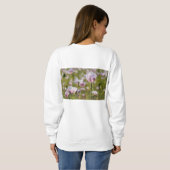 Zomers veld met  lila bloemen in bloei. trui (Achterkant volledig)