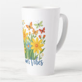 Zomerstemming bloemschikking met vlinders latte mok (Rechterhoek)