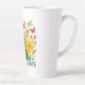 Zomerstemming bloemschikking met vlinders latte mok (Rechts)