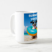 Zomerstemming hond op het strand koffiemok (Voorkant links)