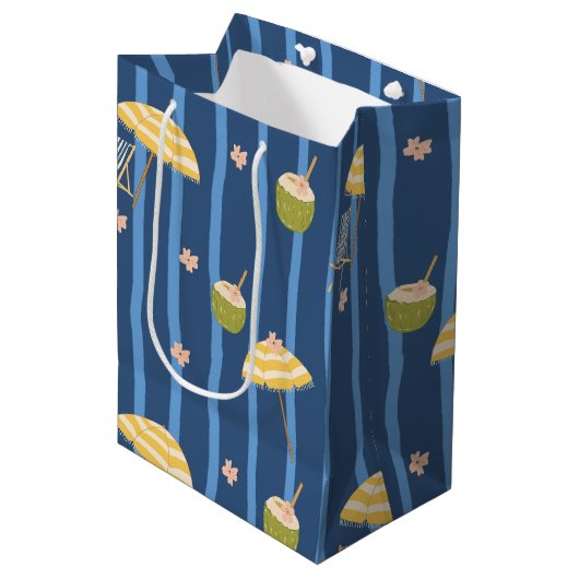Zomerstrand Essentials Patroon (2) Medium Cadeauzakje (Voorkant Gekanteld)