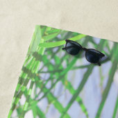 Zomfpalmboom laat Bleek groen deegsel over Strandlaken (In situ)