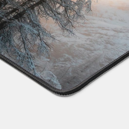 Zon achter spruce-bomen bureaumat (Hoek)