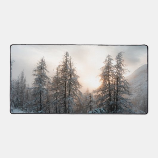 Zon achter spruce-bomen bureaumat (Voorkant)