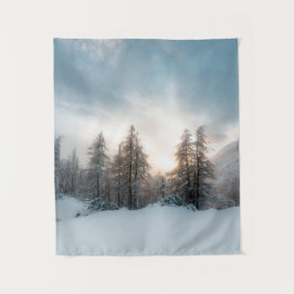 Zon achter spruce-bomen wandkleed