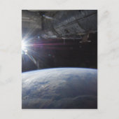 Zon boven de horizon van de aarde briefkaart (Voorkant)