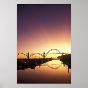 Zon die achter de brug van de Newport plaatst, Ore Poster