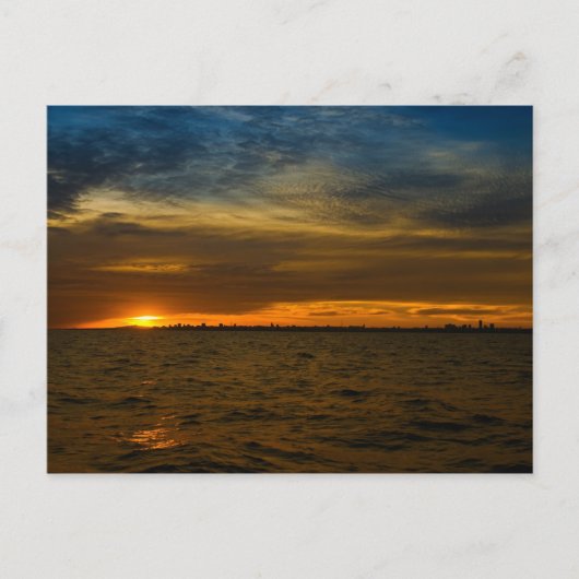 Zon die achter de stad optekenen briefkaart (Voorkant)