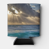 Zon die door wolken over Zee breekt Blikjeskoeler (Voorkant)