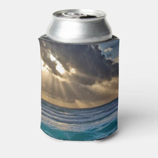 Zon die door wolken over Zee breekt Blikjeskoeler (Blikje Achterkant)