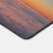 Zon die 's ochtends boven wolken piept bureaumat (Hoek)