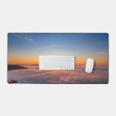 Zon die 's ochtends boven wolken piept bureaumat (Keyboard & Muis)