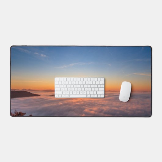 Zon die 's ochtends boven wolken piept bureaumat (Keyboard & Muis)