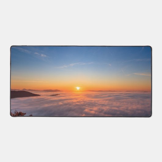 Zon die 's ochtends boven wolken piept bureaumat (Voorkant)