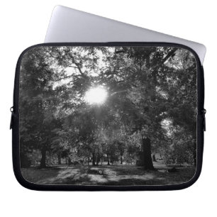 Zon door bomen laptop sleeve