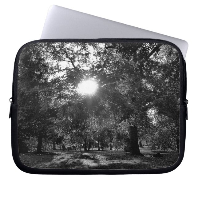 Zon door bomen laptop sleeve (Voorkant)