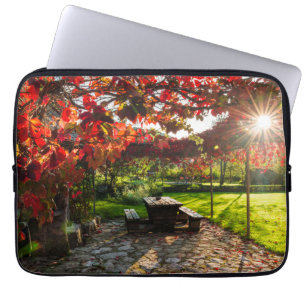 Zon door herfstbladeren, Kroatië Laptop Sleeve