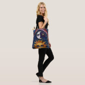 Zon- en Maan Tote Bag met Levendige Hemelse Kunst (Op model)