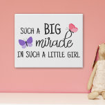 Zo'n groot wonder in zo'n klein meisje pasgeboren imitatie canvas print<br><div class="desc">Deze print bevat twee prachtige vlinders met het bijschrift "Zo'n groot wonder in zo'n klein meisje" in zwarte moderne en kalligrafie lettertypen.</div>