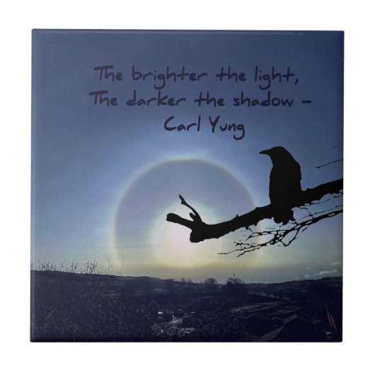 Zon Halo boven Wales met een Raven keramische Tege Tegeltje (Voorkant)